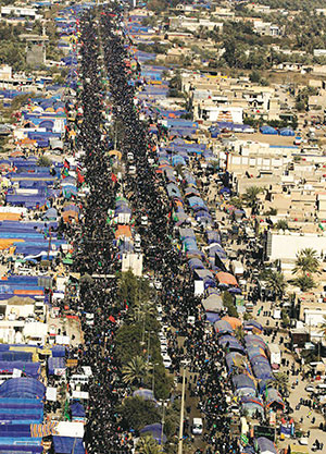  Fidèles de différentes nationalités se mettant en route dans le cadre de la grande marche d'Arbaïn.